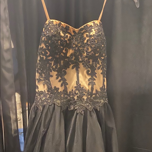 Beautiful strapless dress. - Picture 3 of 8